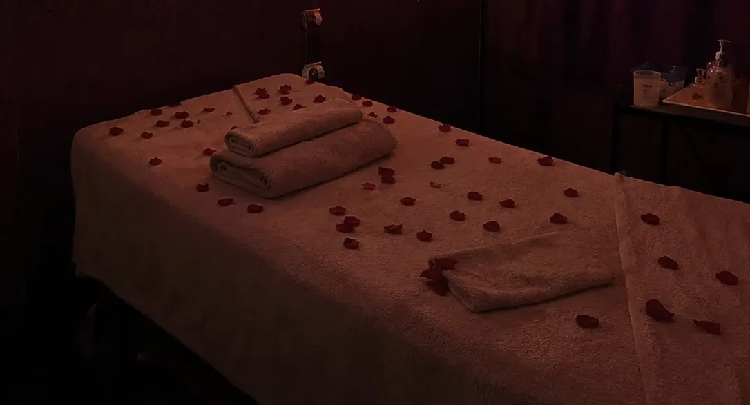 Masaj odasındaki masaj masası — Lila Spa, Küçükçekmece misafirlerine hizmet veren salon