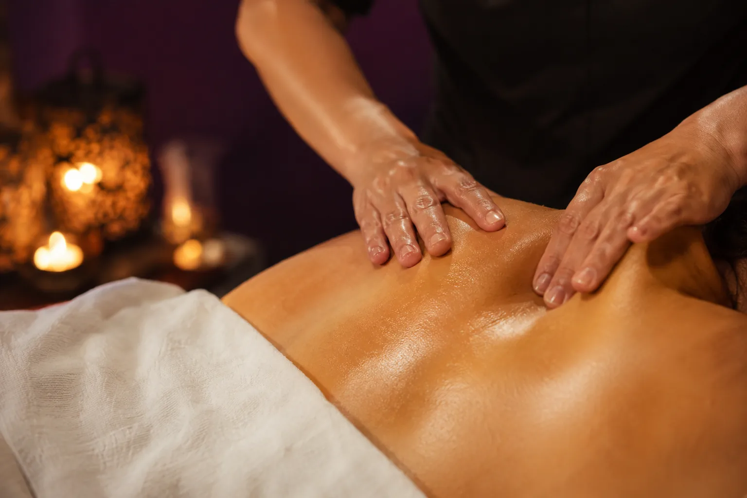 Sırt masajı uygulaması — Lila Spa, Küçükçekmece misafirlerine hizmet veren salon